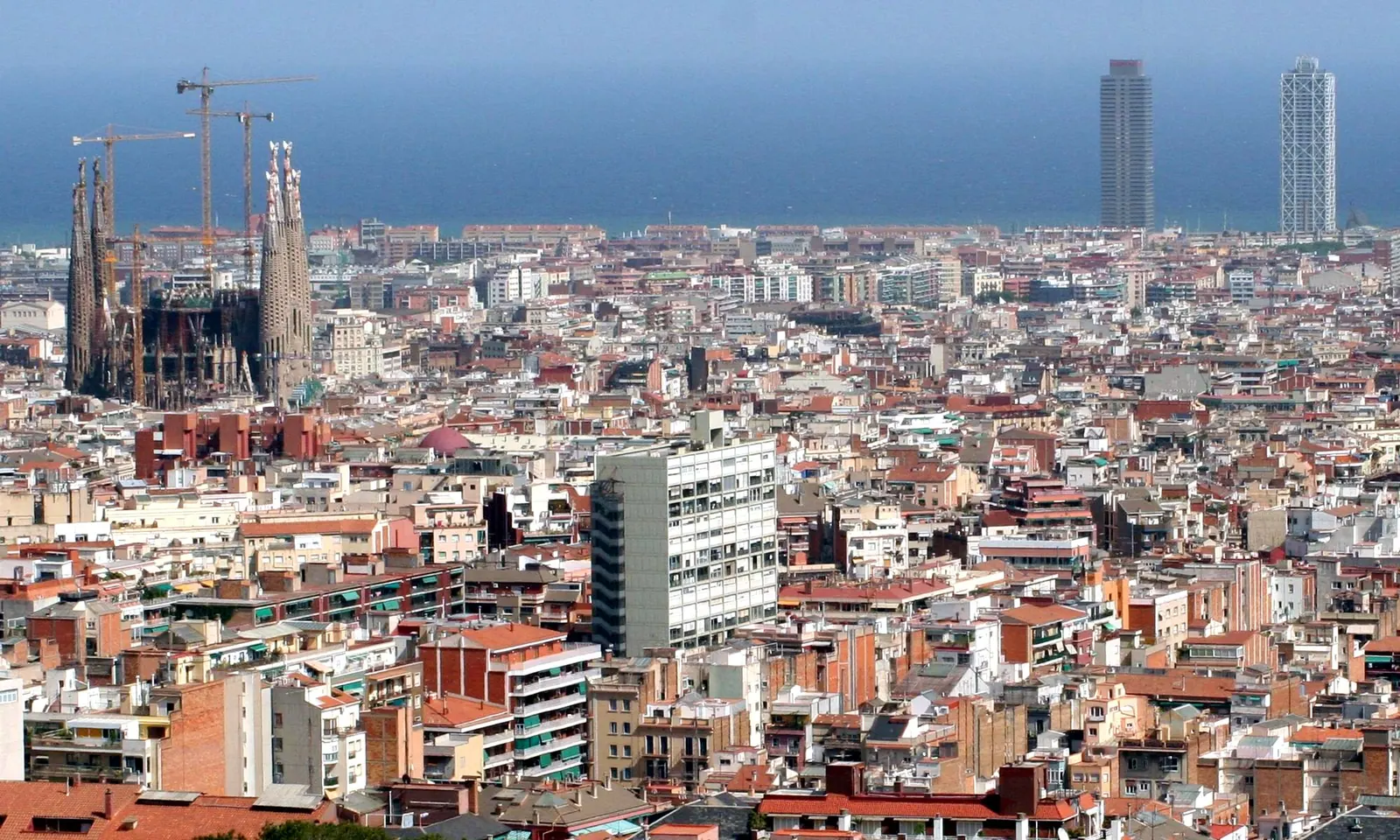 La Sagrada Família en el paisaje urbano de Barcelona, con el mar al fondo