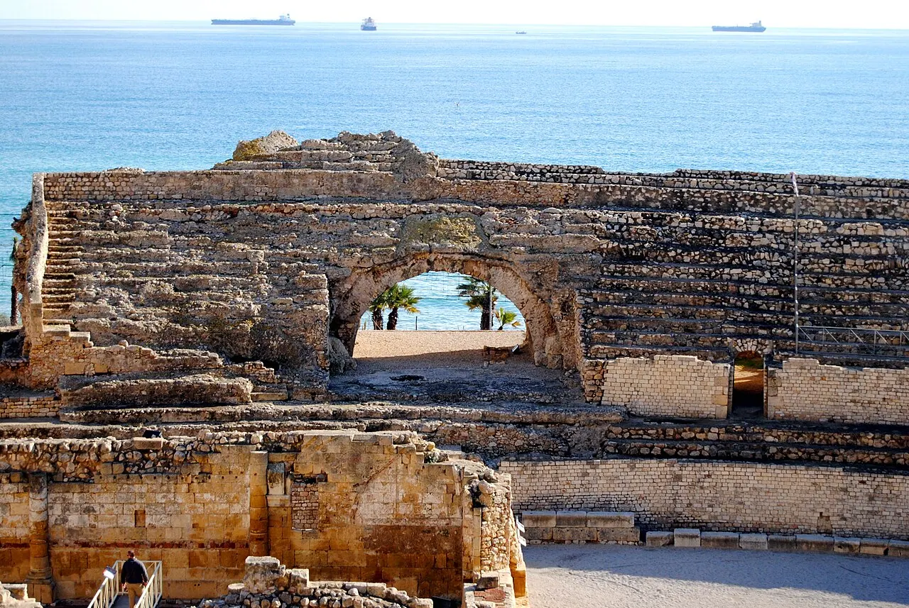 El anfiteatro romano de Tarragona junto al mar Mediterráneo